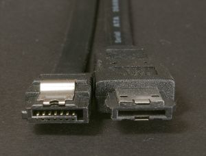 Locale RS6 SATA2 und eSATA-Stecker.jpg