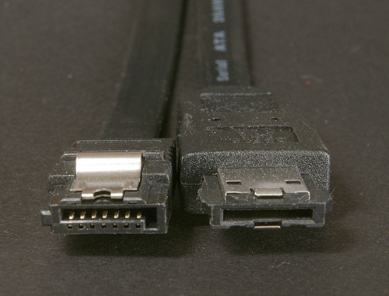 File:Locale RS6 SATA2 und eSATA-Stecker.jpg