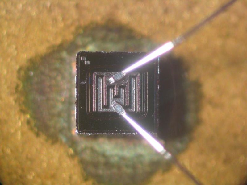 File:Locale RS6 Transistor-die-KSY34.jpg