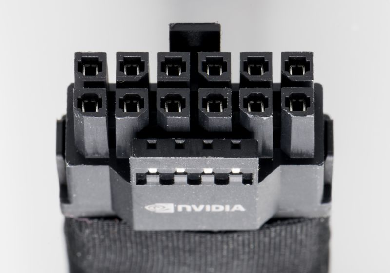 File:Locale RS6 2023 Adapter NVIDIA 12VHPWR (2).jpg