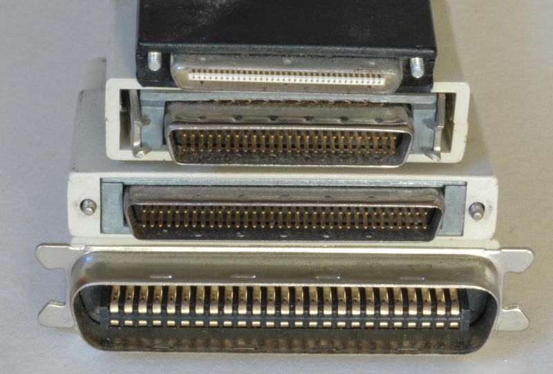 File:Locale RS6 Scsi-connectors.jpg