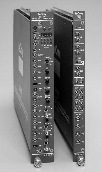 File:Locale RS6 4222 Générateur de retard LeCroy au format CAMAC.jpg