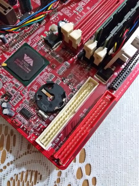 File:Locale RS6 IDE Connectors in PCChips M925LR Pentium 4.jpg