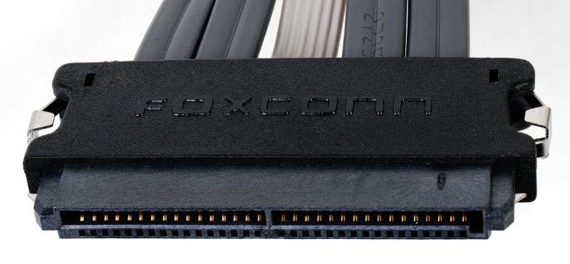 File:Locale RS6 SFF-8484 straight connector.jpg