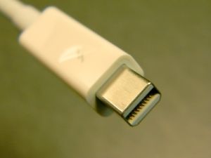 Locale RS6 Thunderbolt-Connector.jpg